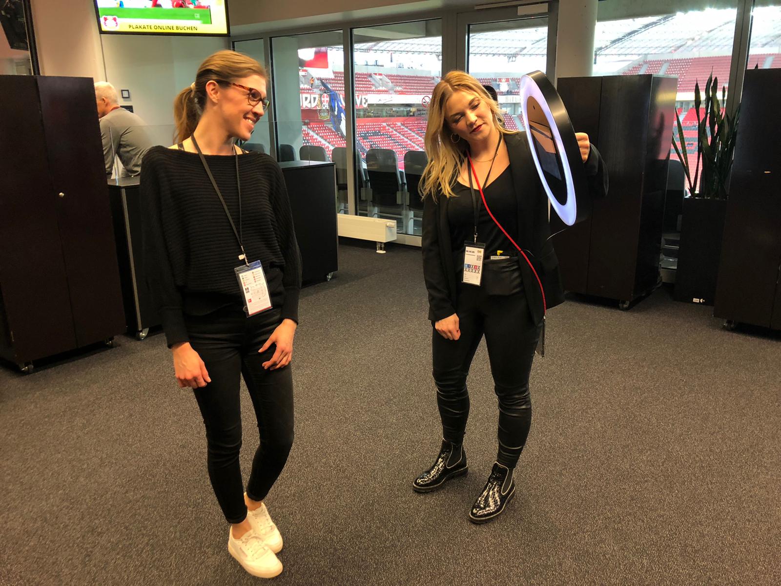 Promoterinnen mit mobiler Ringbooth