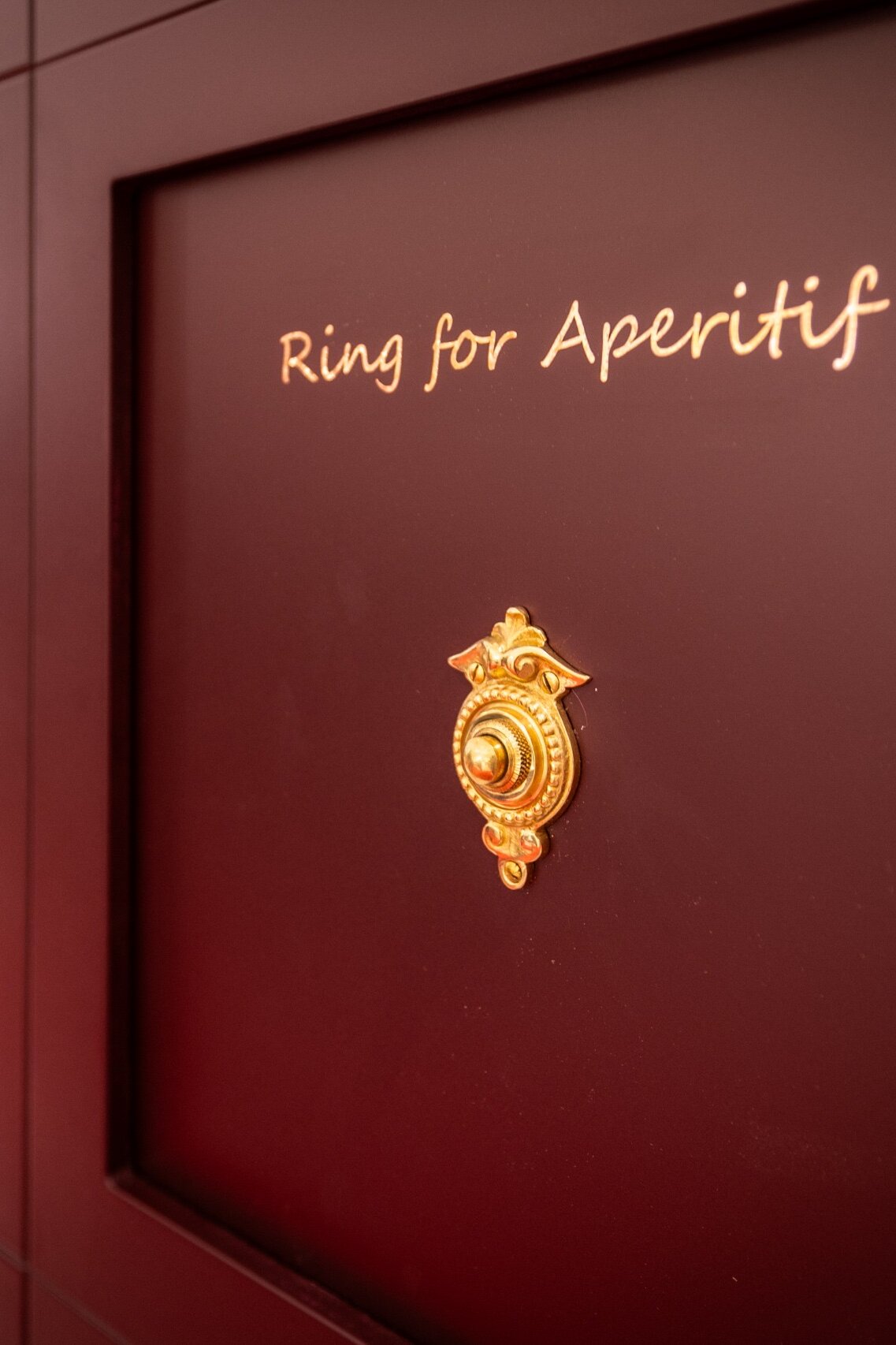 Klingel und Schriftzug Ring for Aperitif an der Champagne Wall für Douglas und Charlotte Tilbury