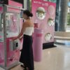Greifarm für Maybelline im Grippy Serum Look mit pinken Kugeln und Touchscreen