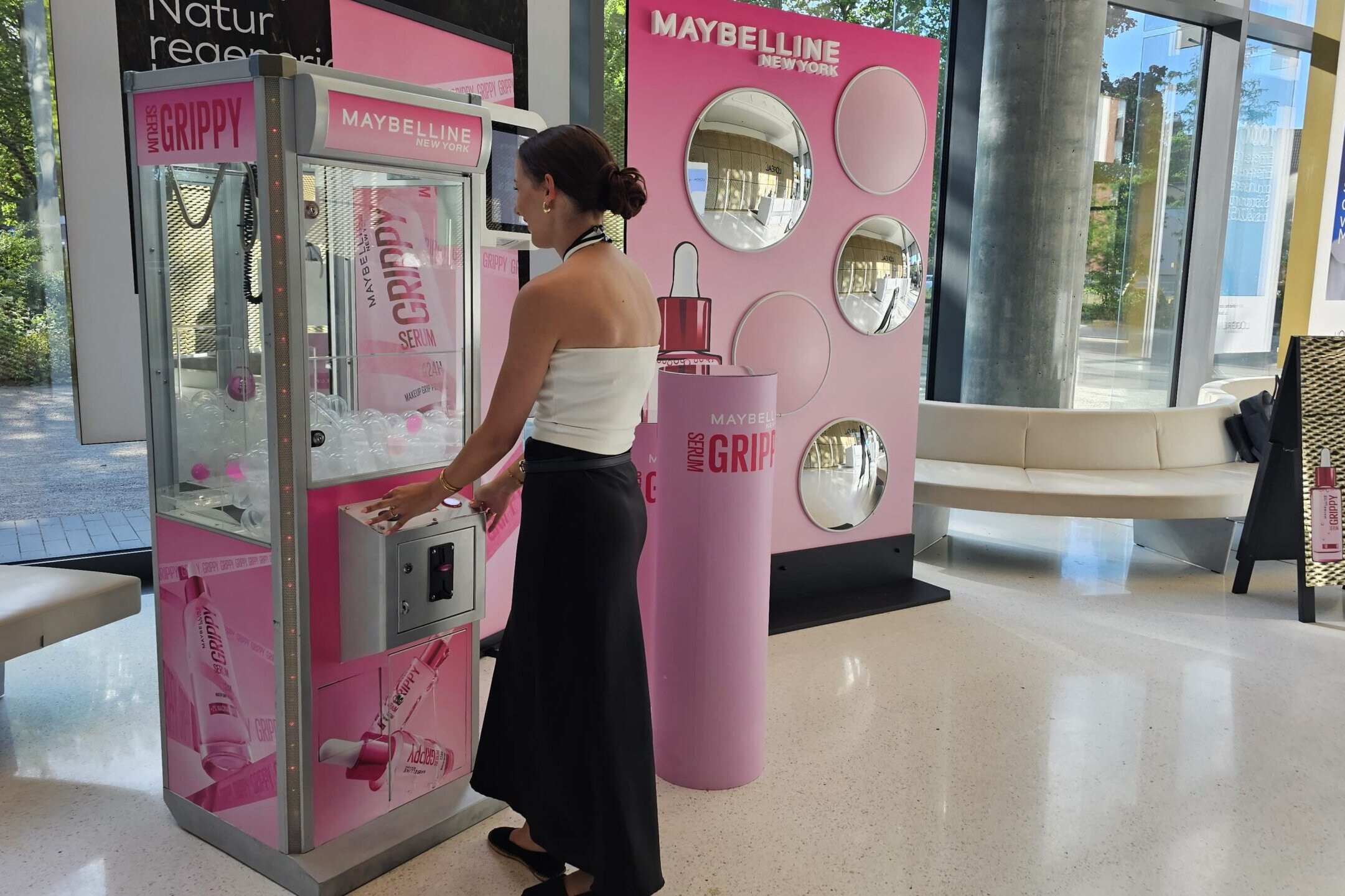 Greifarm für Maybelline im Grippy Serum Look mit pinken Kugeln und Touchscreen