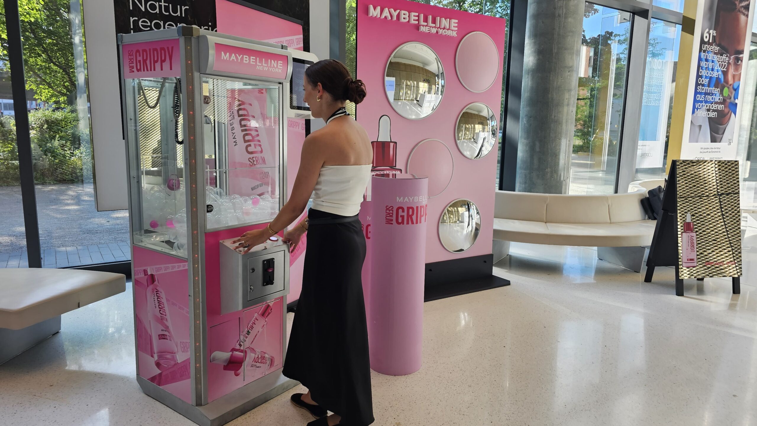 Greifarm für Maybelline im Grippy Serum Look mit pinken Kugeln und Touchscreen