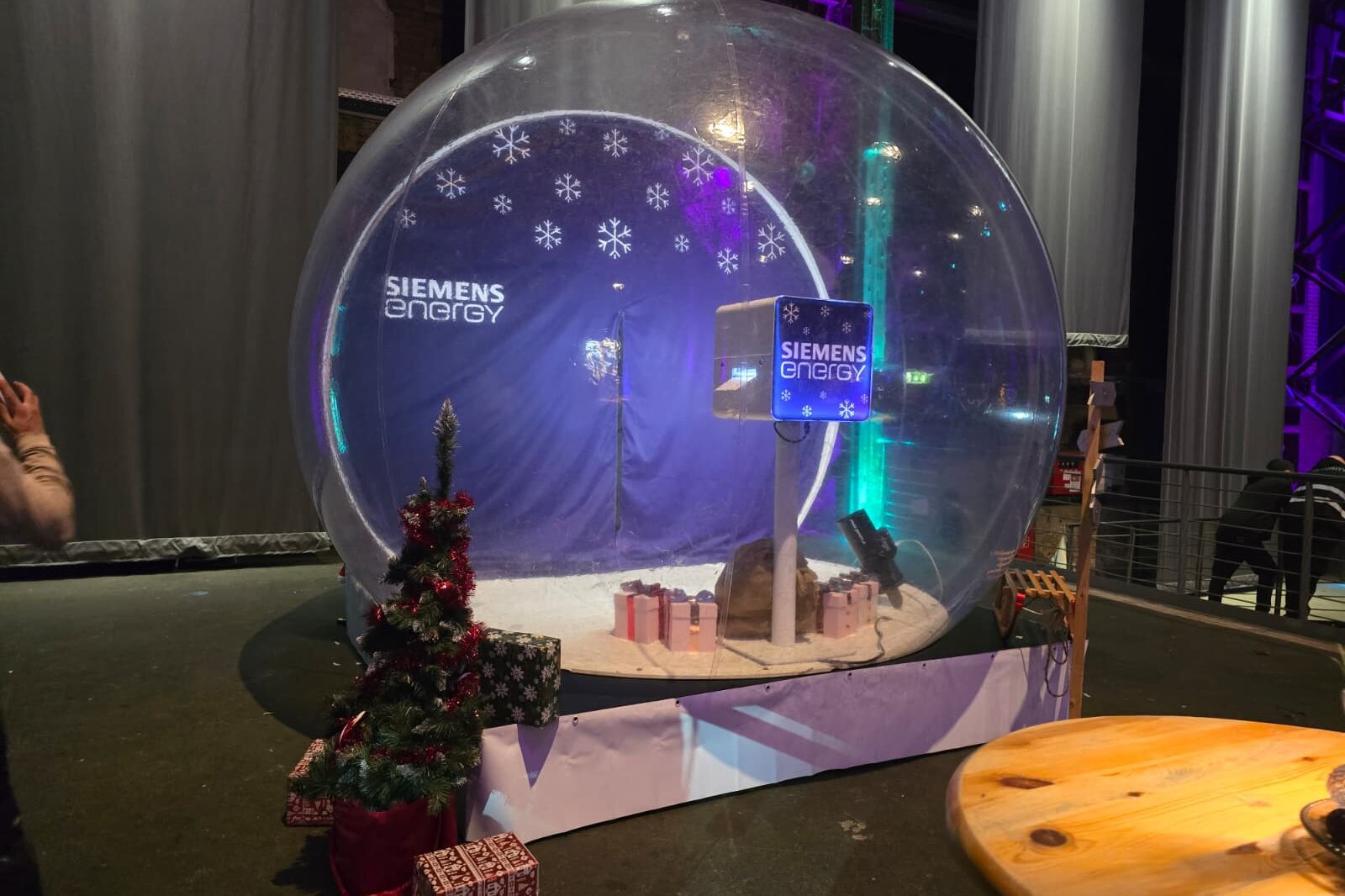 XXL Schneekugel Photobooth gadplan Contact Siemens Weihnachtsaktion Weihnachtsfeieridee