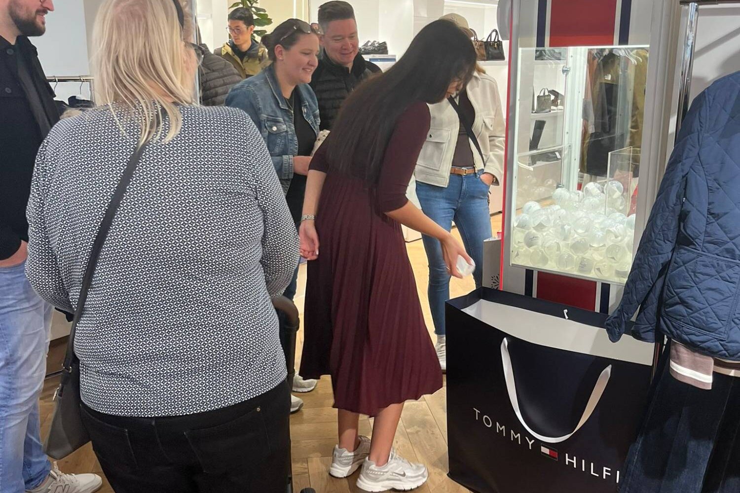 Greifarm Wien Claw Machine Tommy Hilfiher Liganova gadplan