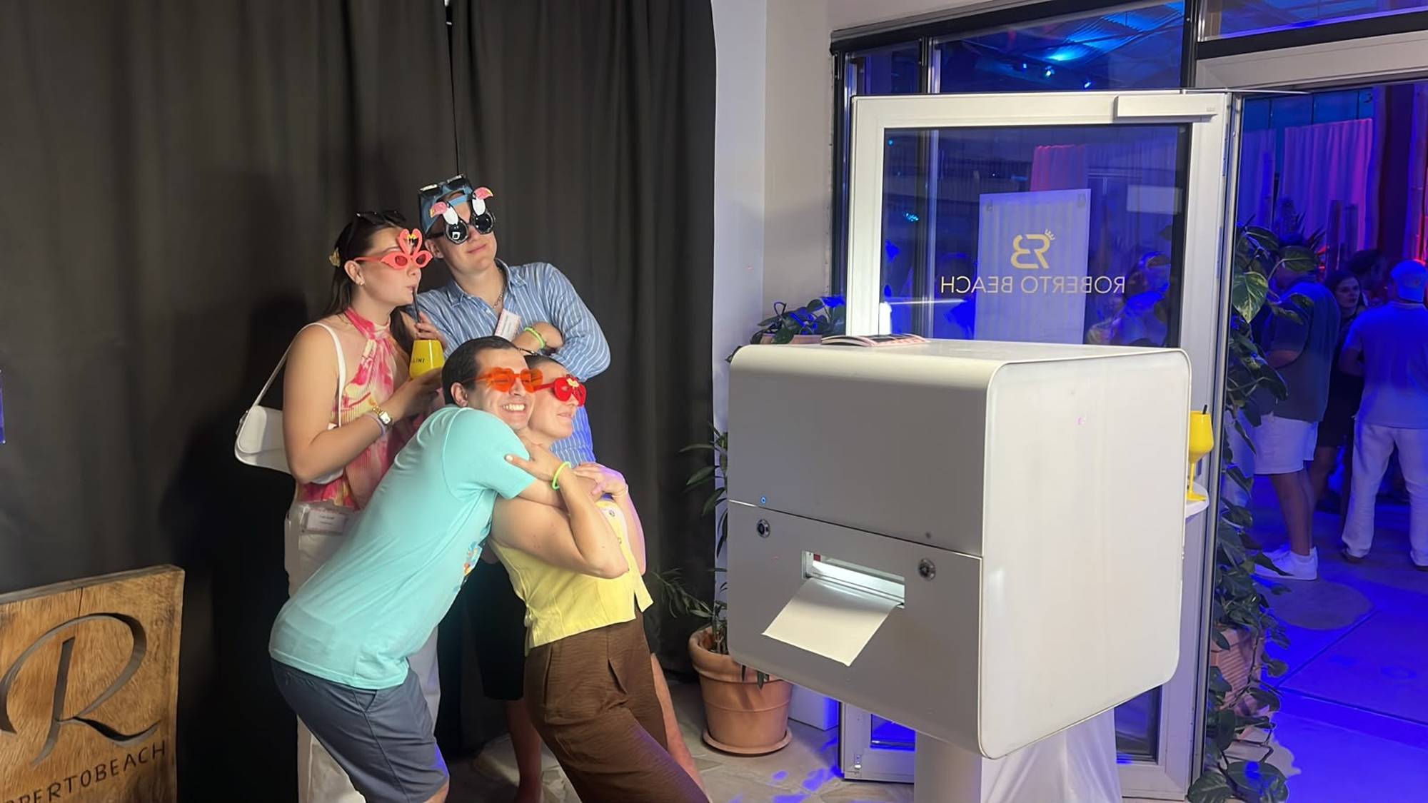 Gäste mit Airbrush Tattoos in der Photobooth bei der Sommerfeier von ten&one
