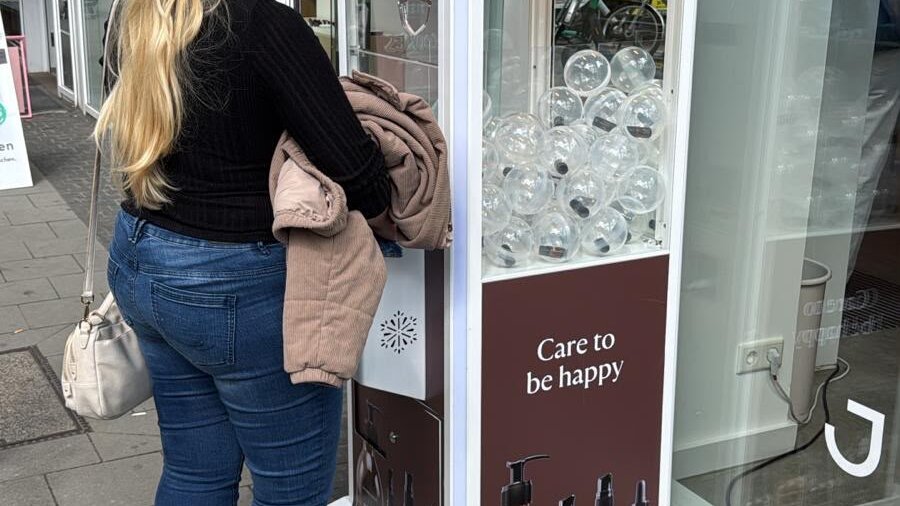 Zur Eröffnung des Junglück Stores in Düsseldorf sorgte ein gebrandeter Greifarm mit großformatigen Kugeln für ein spielerisches Element im neuen Store.