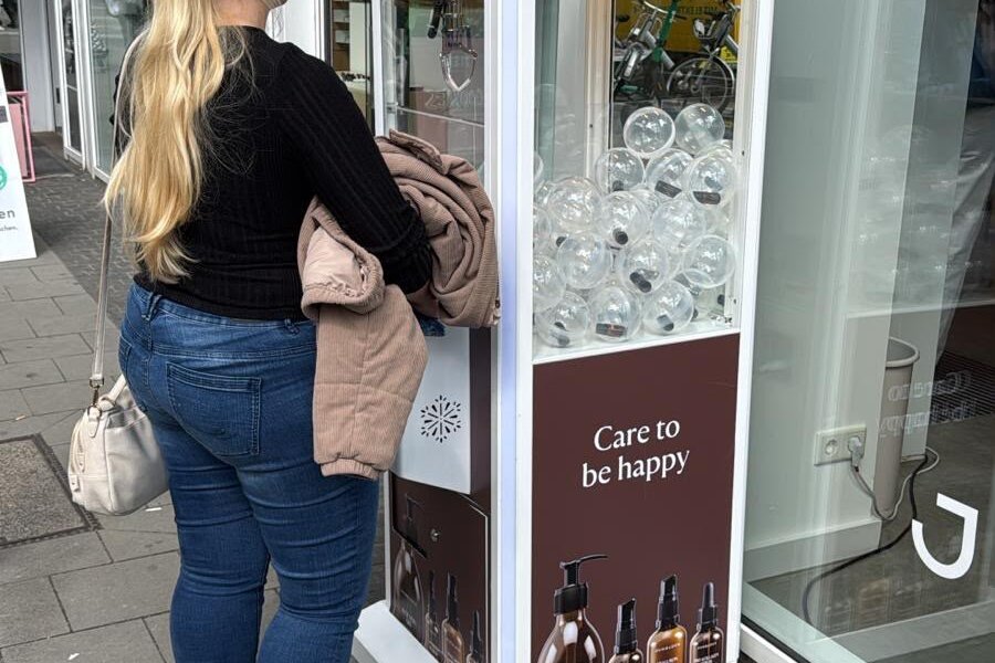 Zur Eröffnung des Junglück Stores in Düsseldorf sorgte ein gebrandeter Greifarm mit großformatigen Kugeln für ein spielerisches Element im neuen Store.