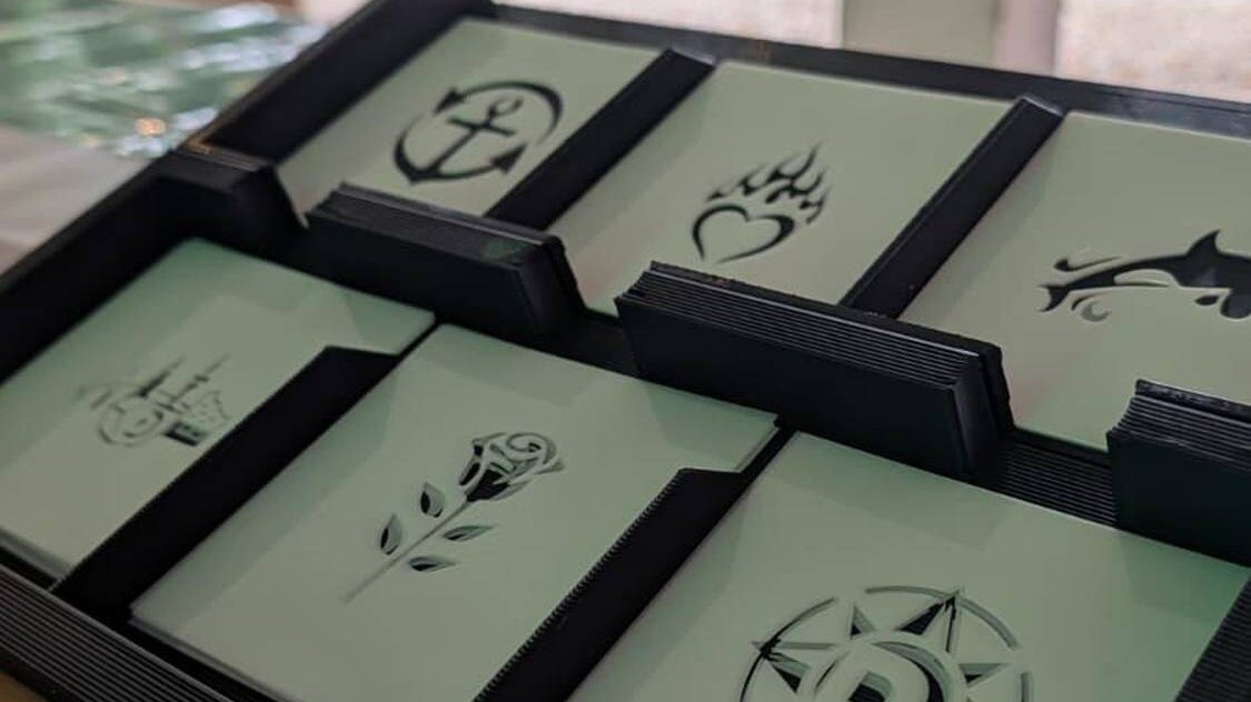 Schablonen mit Kundenmotiven für Airbrush Tattoos beim Mitarbeiter-Event von Otto Dörner