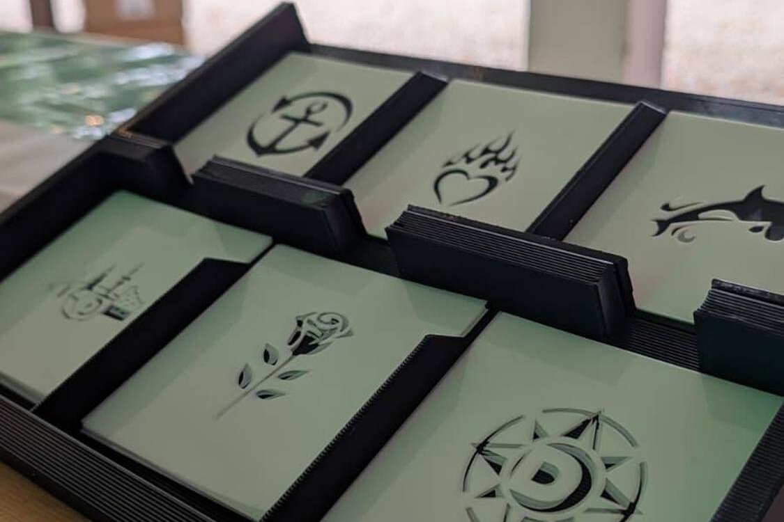 Schablonen mit Kundenmotiven für Airbrush Tattoos beim Mitarbeiter-Event von Otto Dörner