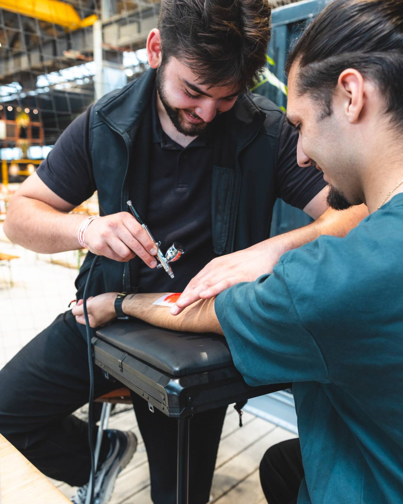 Airbrush Artist von gadplan tr&auml;gt beim Sommerfest der Sparkasse ein Tattoo auf