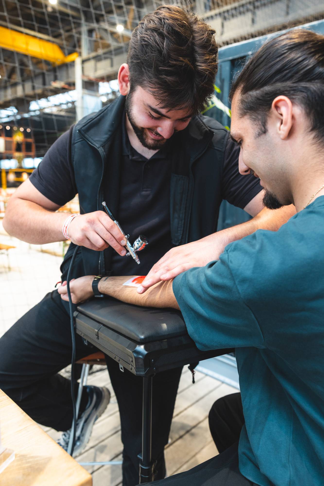 Airbrush Artist von gadplan trägt beim Sommerfest der Sparkasse ein Tattoo auf