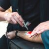 Airbrush Artist sprüht ein Tattoo beim Sommerfest der Sparkasse im Rheinriff Düsseldorf